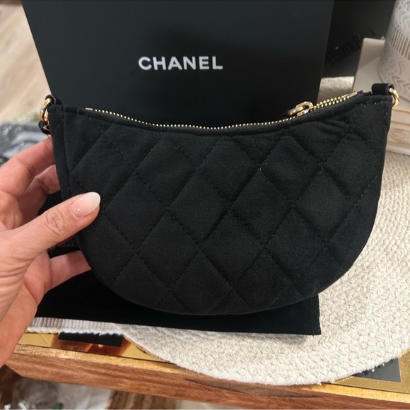 GWP Chanel Makeup Black Quilted Clutch with Gold Chain - Picture 3 of 12